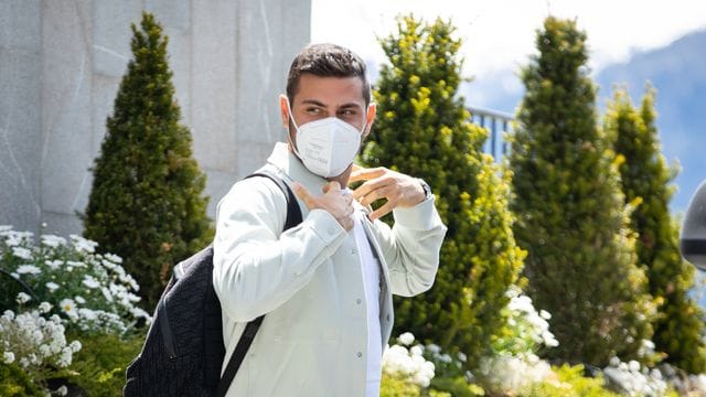 Volland bei seiner Ankunft am Hotel Nidum, in dem die deutsche Fußball-Nationalmannschaft während ihres EM-Trainingslagers in Tirol wohnt. Volland bei seiner Ankunft am Hotel Nidum, in dem die deutsche Fußball-Nationalmannschaft während ihres EM-Trainingslagers in Tirol wohnt.