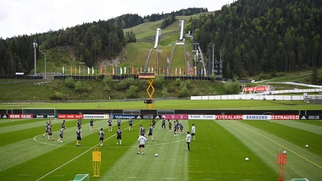 Die Spieler stehen beim Training im Mittelkreis.
