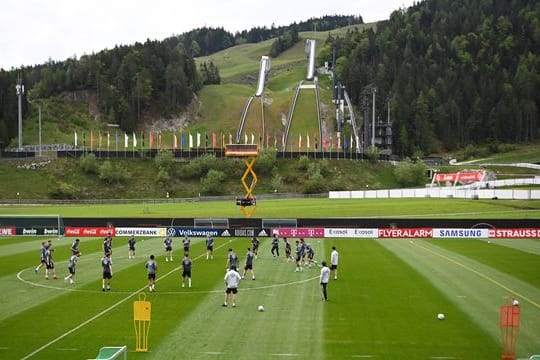 Die Spieler stehen beim Training im Mittelkreis.