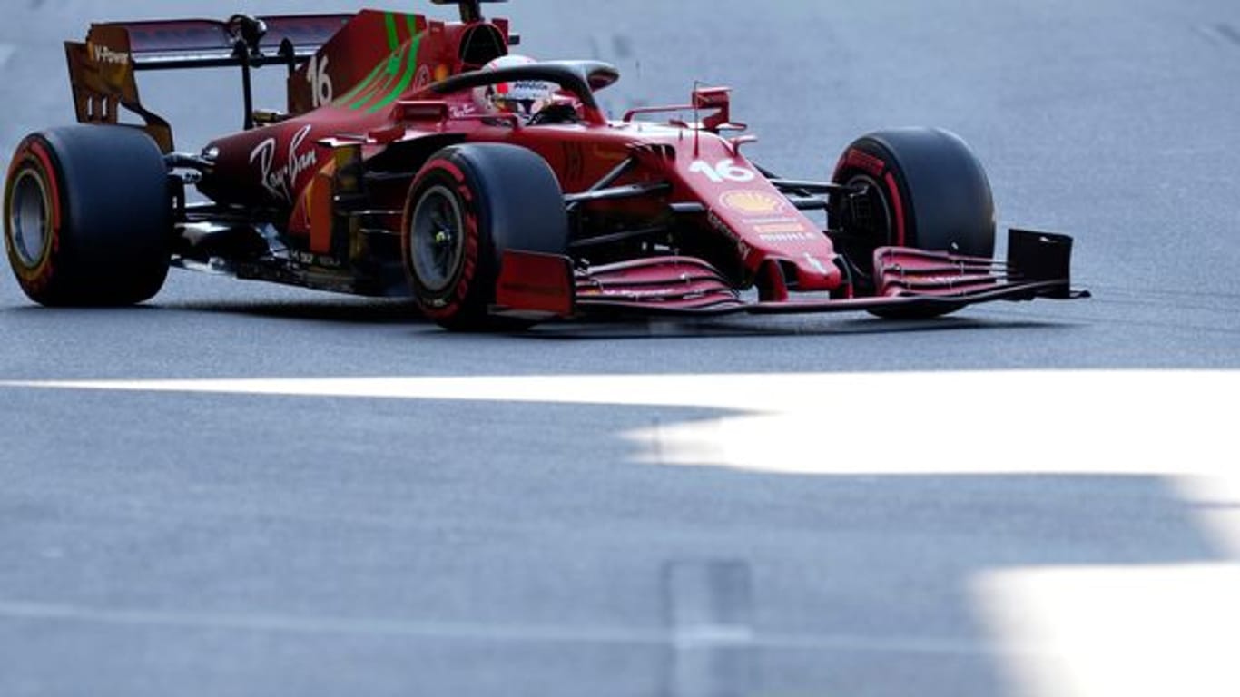 Charles Leclerc startet mit seinem Ferrari-Boliden beim Großen Preis von Aserbaidschan von der Pole Position ins Rennen.