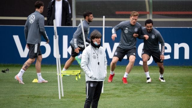 Bundestrainer Joachim Löw beobachtet das letzte Training in Seefeld. Bundestrainer Joachim Löw beobachtet das letzte Training in Seefeld.