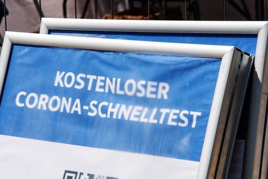 Betreiber von Teststellen können für die Entnahme eines Abstrichs künftig nur noch 8 statt bisher 15 Euro bei ärztlichen und 12 Euro bei anderen Anbietern abrechnen.