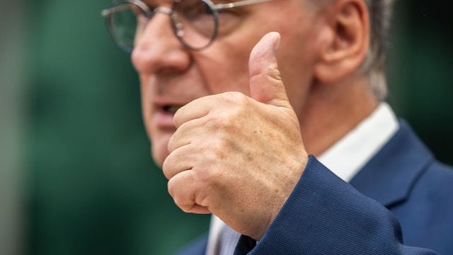 Angebote "in alle Richtungen machen, die sich für uns demokratisch anbieten": Reiner Haseloff. Angebote "in alle Richtungen machen, die sich für uns demokratisch anbieten": Reiner Haseloff.