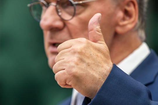 Angebote "in alle Richtungen machen, die sich für uns demokratisch anbieten": Reiner Haseloff.