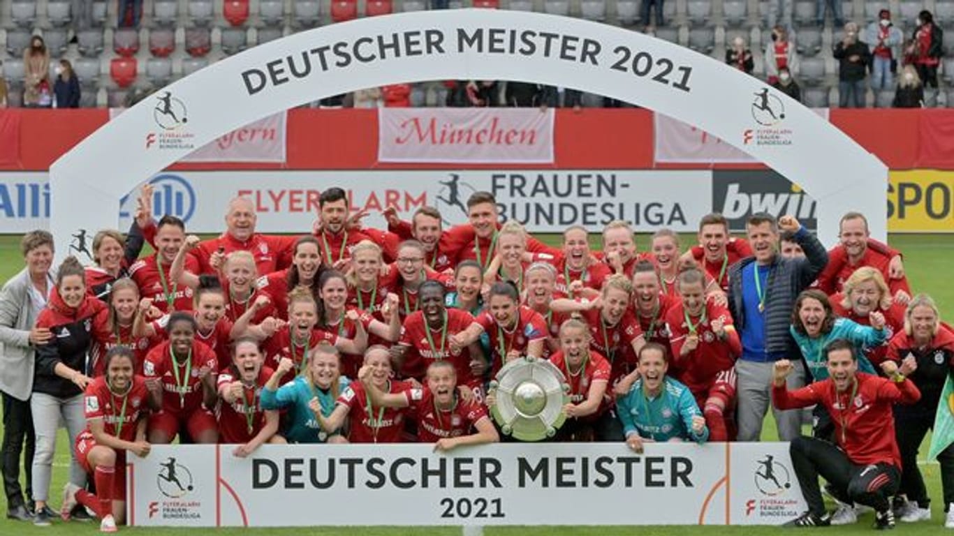Die Spielerinnen und das Team vom FC Bayern München jubeln nach Spielende über den Sieg und über den Gewinn der Deutschen Meisterschaft.
