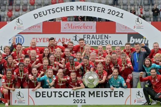 Die Spielerinnen und das Team vom FC Bayern München jubeln nach Spielende über den Sieg und über den Gewinn der Deutschen Meisterschaft.