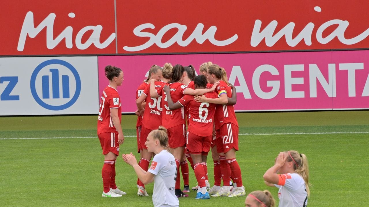 Die Frauen vom FC Bayern München jubeln nach dem 2:0 durch Linda Dallmann gegen Eintracht Frankfurt.