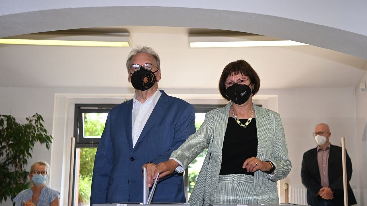 CDU-Spitzenkandidat Reiner Haseloff und seine Ehefrau Gabriele in einem Wahllokal in Wittenberg.