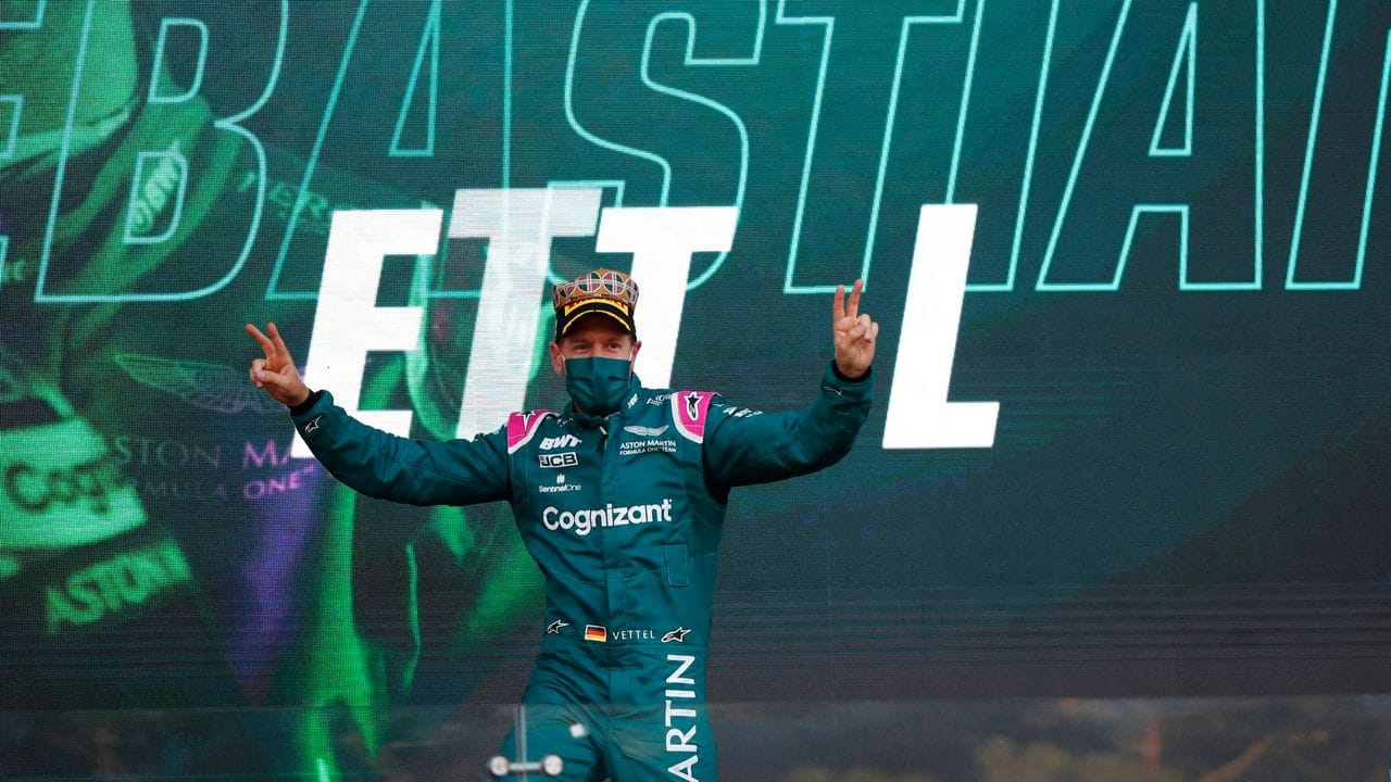 Vettel freut sich über sein bislang bestes Renn-Resulat für Aston Martin.