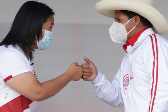 Die beiden Präsidentschaftskandidaten Keiko Fujimori (l) und Pedro Castillo.