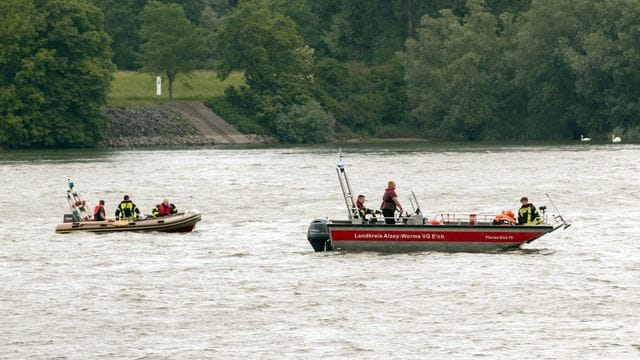 Rettungskräfte suchen nach der vermissten Frau.