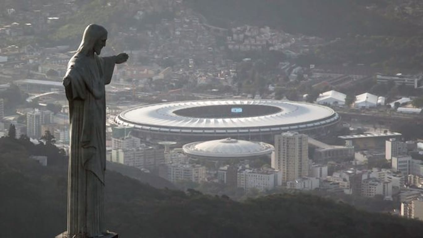 Blick auf das Maracana-Stadion hinter der Christus-Erlöser-Statue.