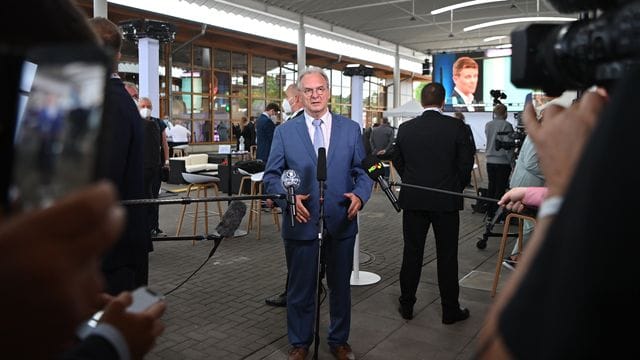 Wahlsieger Haseloff spricht nach Bekanntgabe der ersten Prognosen in Magdeburg.