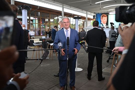 Wahlsieger Haseloff spricht nach Bekanntgabe der ersten Prognosen in Magdeburg.