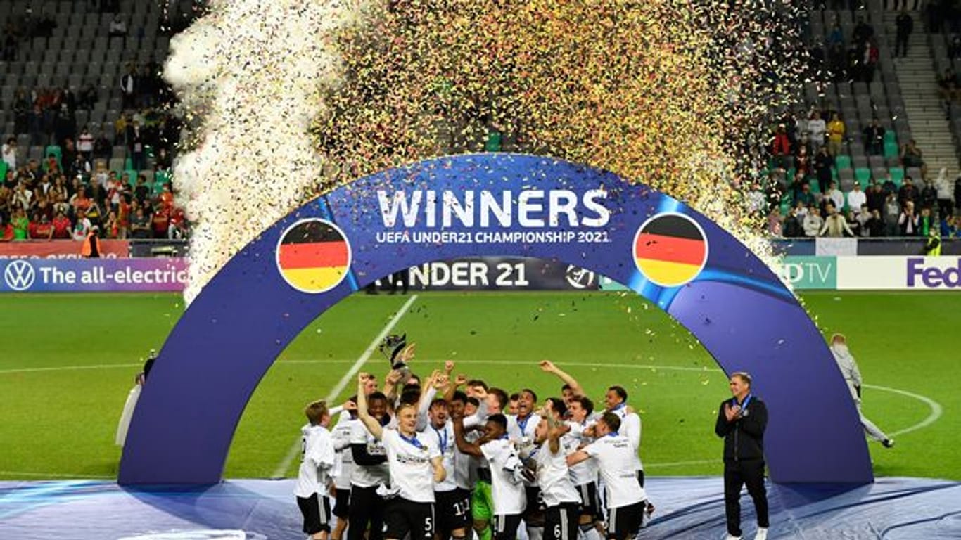 Die deutschen Spieler feiern mit der Trophäe den EM-Titel.