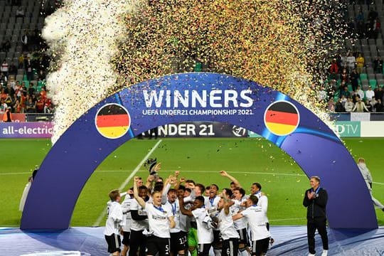 Die deutschen Spieler feiern mit der Trophäe den EM-Titel.