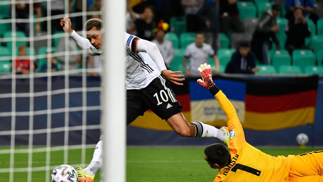 Lukas Nmecha (Deutschland, l) erzielt gegen Portugals Torhüter Diogo Costa das Tor zur 1:0-Führung.