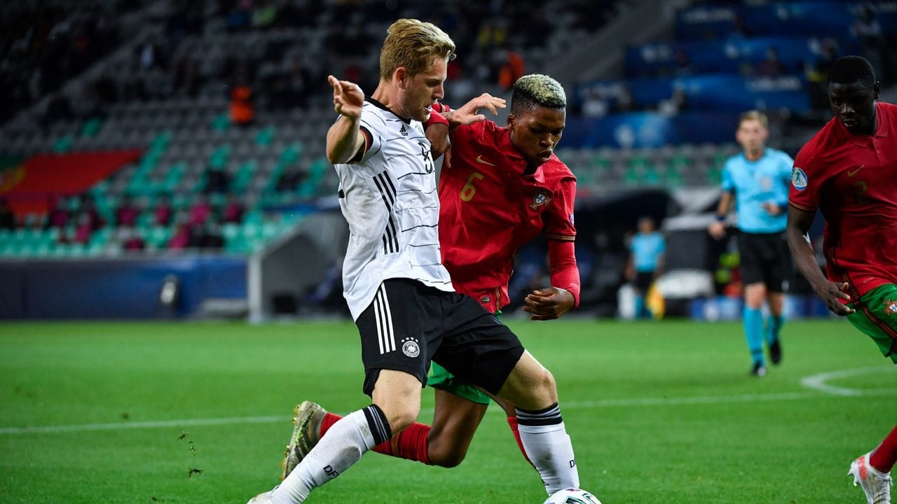 Deutschlands Arne Maier (Deutschland) behauptet den Ball vor Portugals Florentino Luis (r).