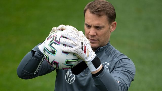 DFB-Torwart Manuel Neuer freute sich mit dem U21-Team.