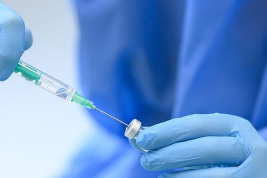 Mit dem Ende der Priorisierung ist die Vergabe des Impfstoffs an die gesamte Bevölkerung möglich.