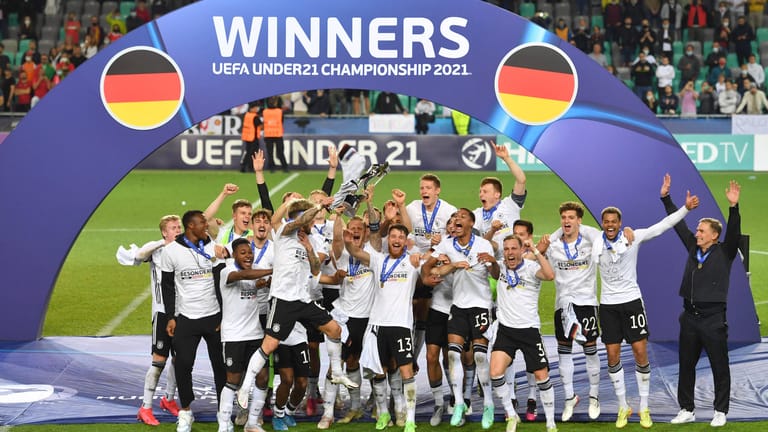 Die deutsche U21-Auswahl hat sich mit dem knappen Sieg gegen Portugal zum drittem Mal nach 2009 und 2017 zum Europameister gekrönt.