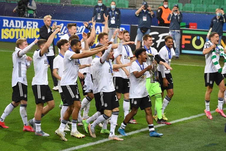 Die deutsche Mannschaft feiert den Titel.