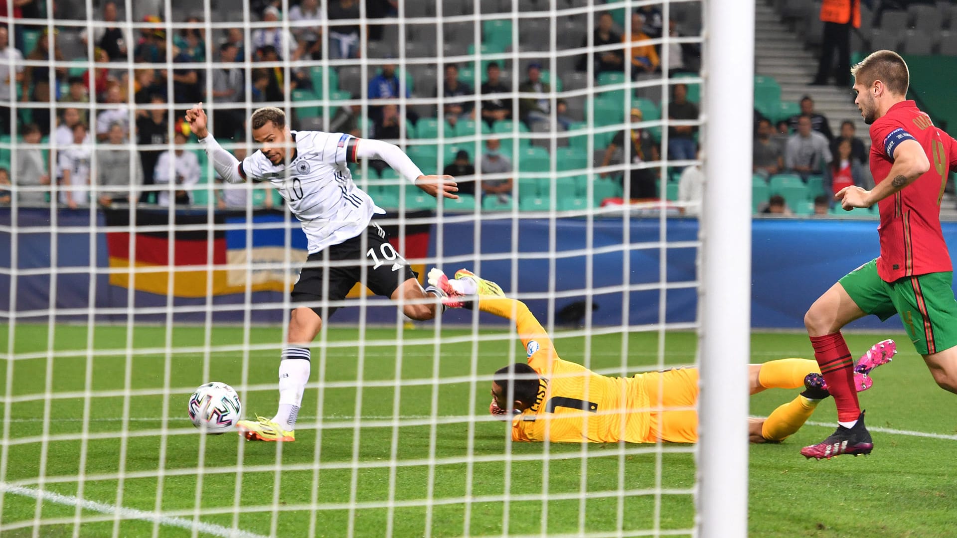 Wegbereiter zum Triumph war das 1:0 kurz nach der Pause von Lukas Nmecha. Der Profi vom RSC Anderlecht wurde mit insgesamt vier Treffern Torschützenkönig des Turniers.