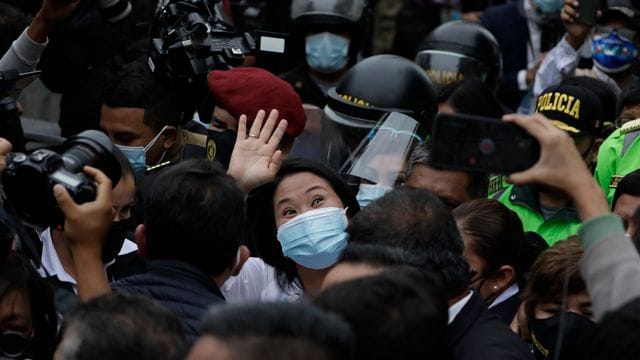 Gruß an die Anhänger: Präsidentschaftskandidatin Keiko Fujimori. Gruß an die Anhänger: Präsidentschaftskandidatin Keiko Fujimori.