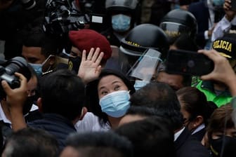 Gruß an die Anhänger: Präsidentschaftskandidatin Keiko Fujimori.