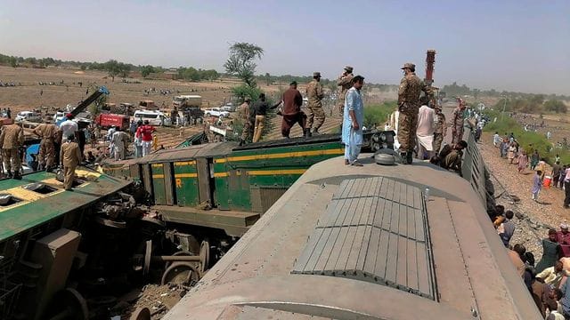 Truppen der pakistanischen Armee und Rettungskräfte am Ort der Zugkollision.