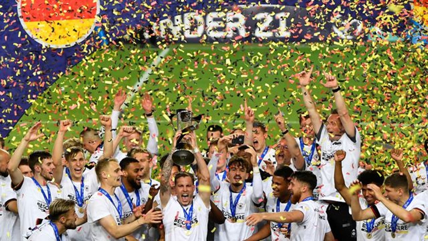Die Spieler der deutschen U-21 feiern im Konfettiregen die Europameisterschaft.