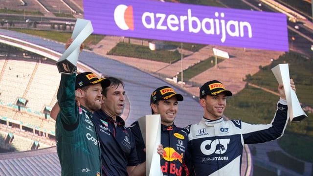 Sebastian Vettel (l-r) vom Team Aston Martin, Pierre Waché, technischer Direktor von Red Bull Racing, Sieger Sergio Perez von Red Bull und Pierre Gasly vom Team Alpha Tauri.