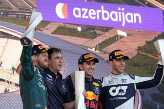 Sebastian Vettel (l-r) vom Team Aston Martin, Pierre Waché, technischer Direktor von Red Bull Racing, Sieger Sergio Perez von Red Bull und Pierre Gasly vom Team Alpha Tauri.