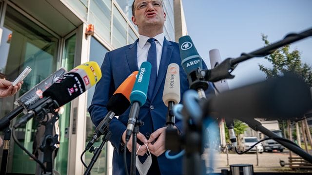 Gesundheitsminister Jens Spahn im Gespräch mit Medienvertretern in Berlin. Gesundheitsminister Jens Spahn im Gespräch mit Medienvertretern in Berlin.
