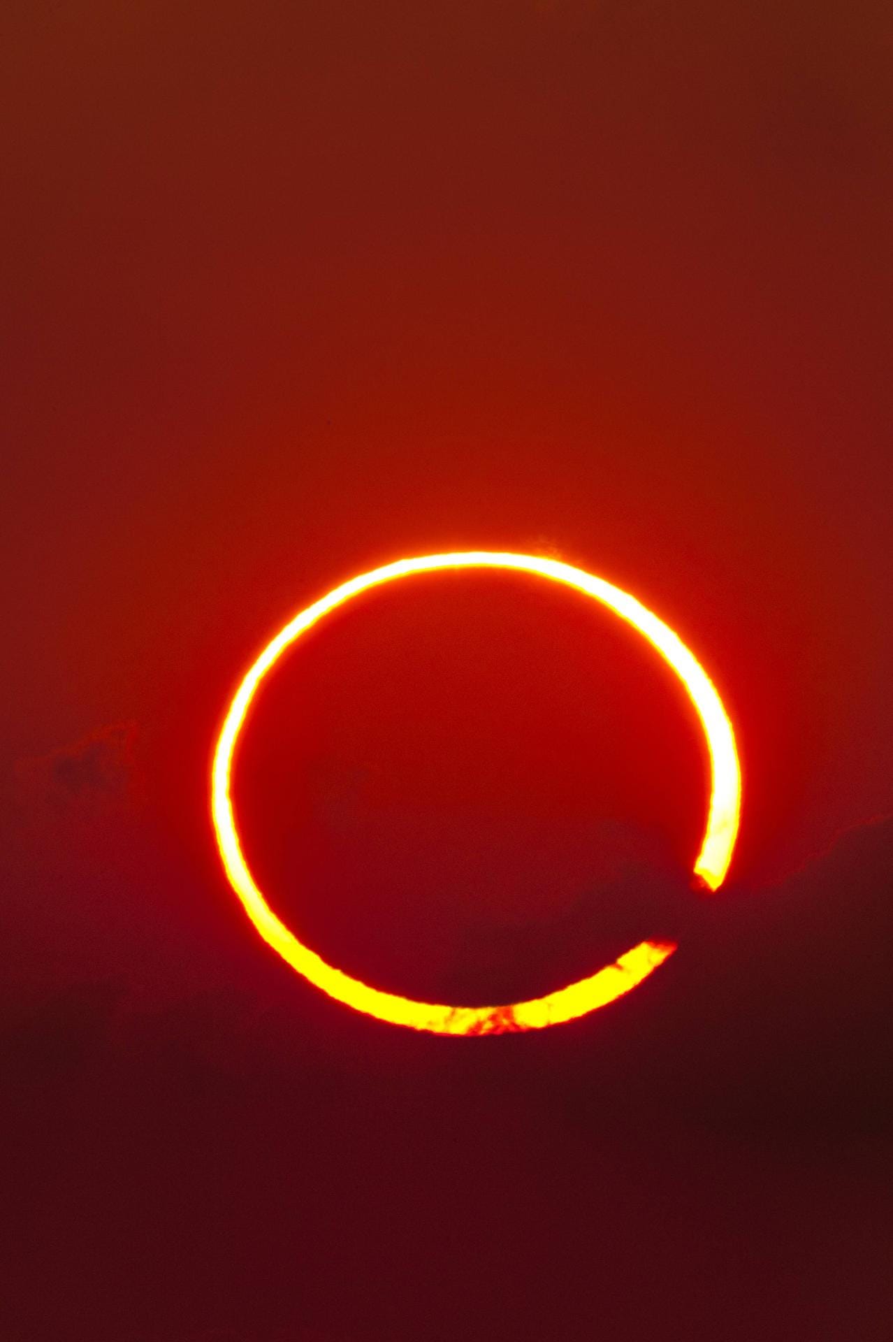 Ringförmige Sonnenfinsternis: Um den Mond herum ist ein gleißend heller Ring zu sehen.