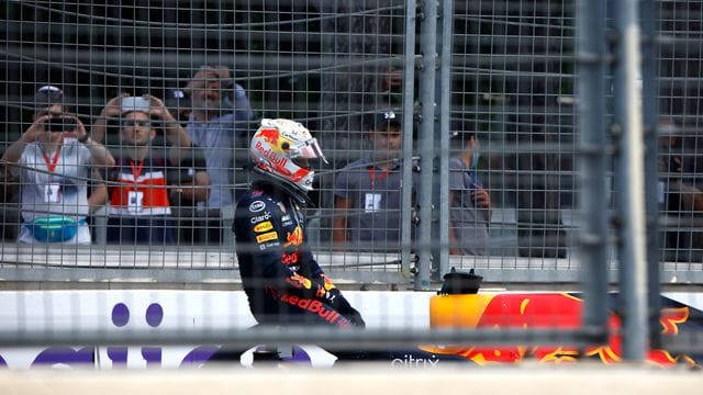 Max Verstappen sitzt nach dem Renn-Aus durch einen Reifenplatzer auf seinem Rennwagen.