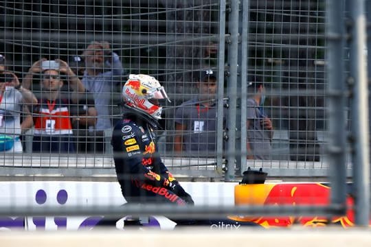 Max Verstappen sitzt nach dem Renn-Aus durch einen Reifenplatzer auf seinem Rennwagen.