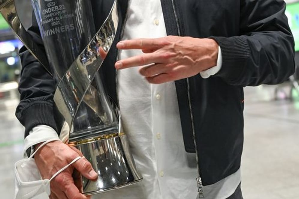 Bundestrainer Stefan Kuntz mit dem Pokal für den Gewinn der U21-Europameisterschaft.
