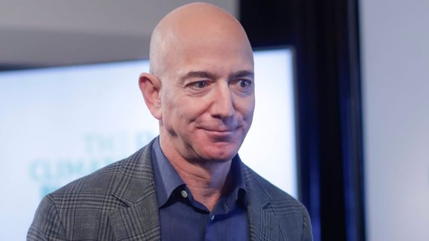 Amazon-Milliardär Jeff Bezos steckt viel Geld in sein privates Raumfahrtuntermehmen.