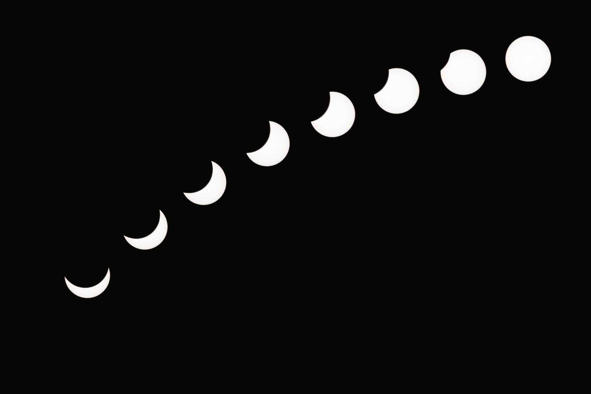 Partielle Sonnenfinsternis: Sie entsteht, wenn sich der Neumond zwischen Erde und Sonne schiebt – und dabei nur der Halbschatten des Mondes auf die Erde trifft.