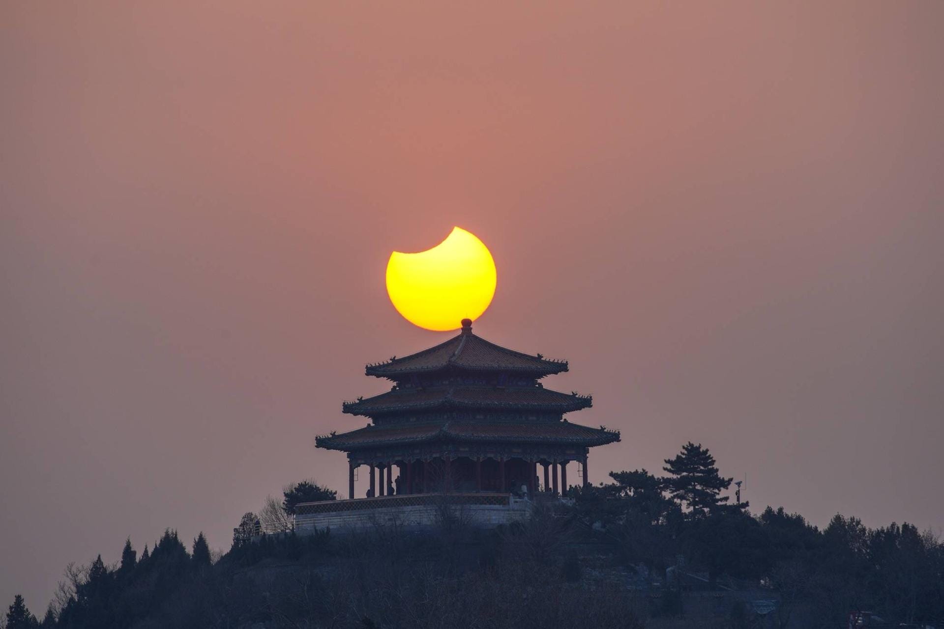 Partielle Sonnenfinsternis 2019 in China: Wer sich im Halbschatten des Mondes aufhält, kann eine partielle Finsternis erleben.