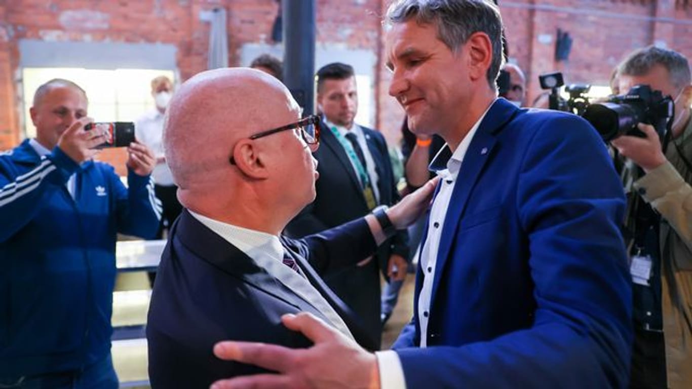 Thüringens AfD-Fraktionschef Björn Höcke gratuliert Oliver Kirchner, AfD-Spitzenkandidat in Sachsen-Anhalt, zum Wahlergebnis.