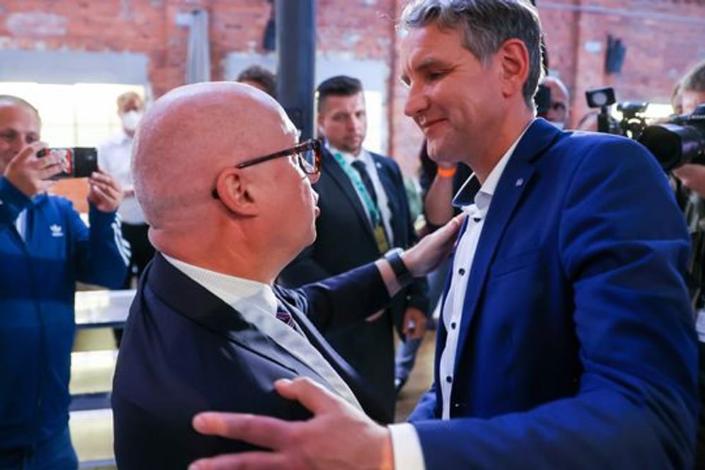 Thüringens AfD-Fraktionschef Björn Höcke gratuliert Oliver Kirchner, AfD-Spitzenkandidat in Sachsen-Anhalt, zum Wahlergebnis.