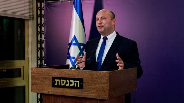 Naftali Bennett, Vorsitzender der ultrarechten Jamina-Partei und designierter Ministerpräsident von Israel, gibt eine Erklärung in der Knesset, dem israelischen Parlament, ab.