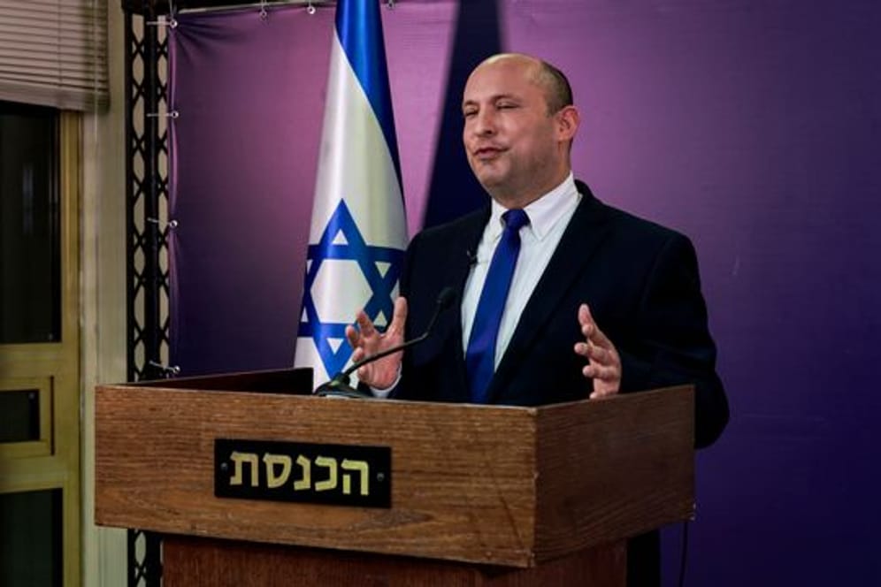 Naftali Bennett, Vorsitzender der ultrarechten Jamina-Partei und designierter Ministerpräsident von Israel, gibt eine Erklärung in der Knesset, dem israelischen Parlament, ab.