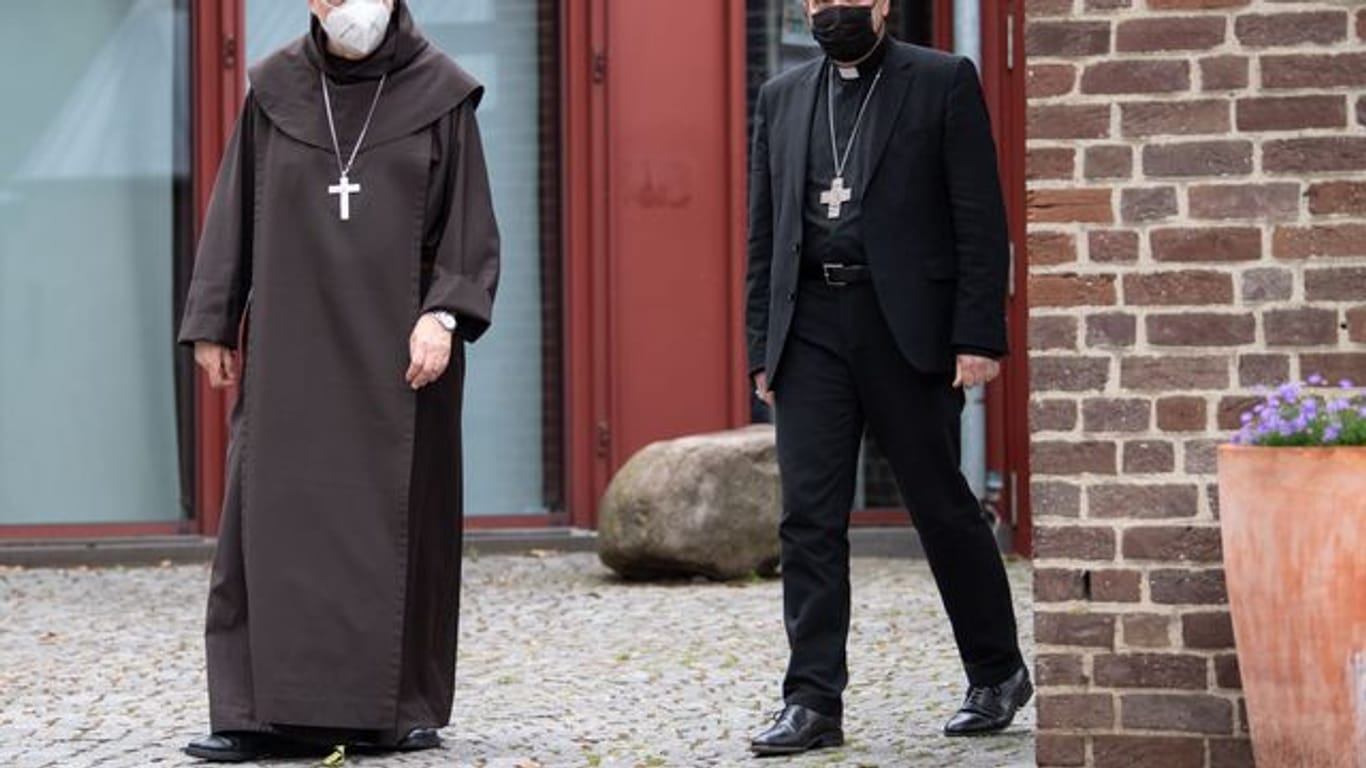 Die Apostolischen Visitatoren Anders Arborelius (l) und Hans van den Hende stehen vor dem Maternushaus.