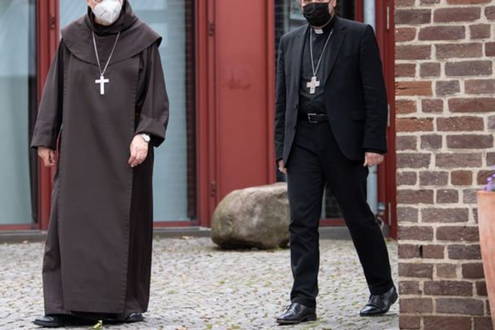 Die Apostolischen Visitatoren Anders Arborelius (l) und Hans van den Hende stehen vor dem Maternushaus.