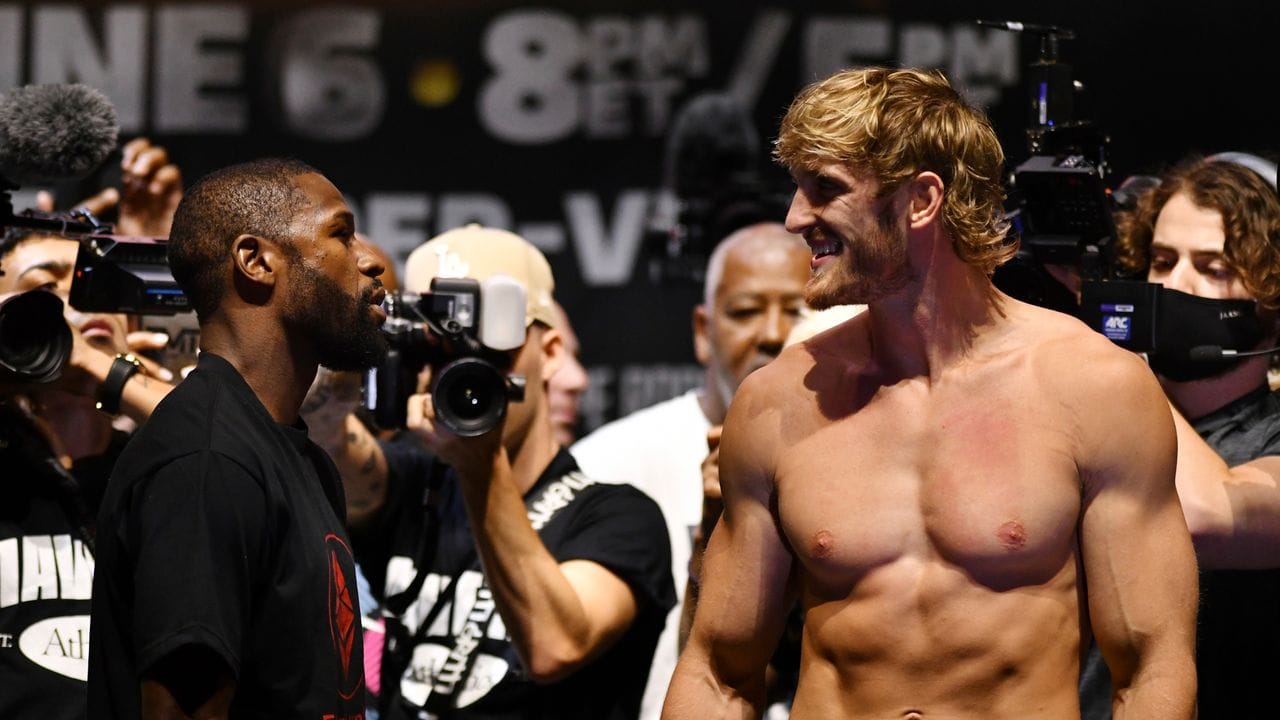 Floyd Mayweather (l) und Logan Paul vor dem Kampf. Floyd Mayweather (l) und Logan Paul vor dem Kampf.