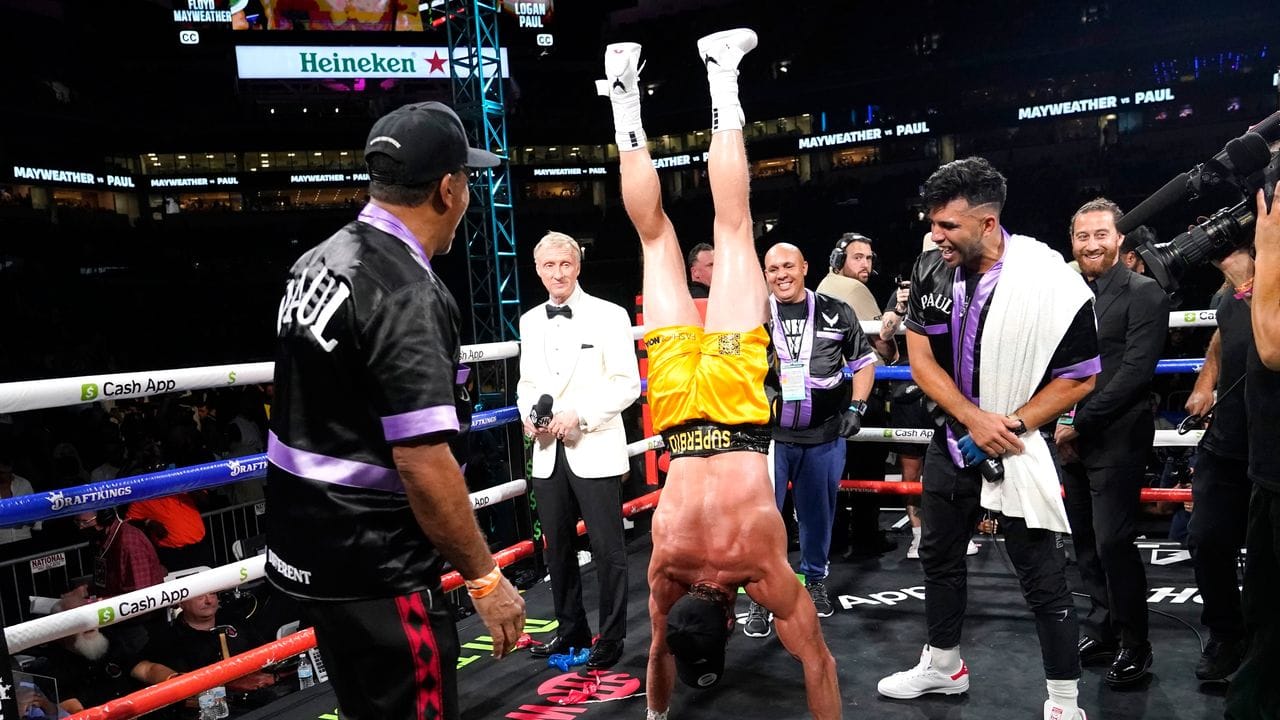 Logan Paul machte einen Handstand nach dem Showkampf gegen Mayweather im Hard Rock Stadium. Logan Paul machte einen Handstand nach dem Showkampf gegen Mayweather im Hard Rock Stadium.