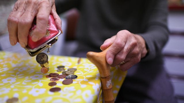 Müssen Menschen in Deutschland in Zukunft (noch) länger arbeiten? Manche Experten halten das für unvermeidbar. Müssen Menschen in Deutschland in Zukunft (noch) länger arbeiten? Manche Experten halten das für unvermeidbar.